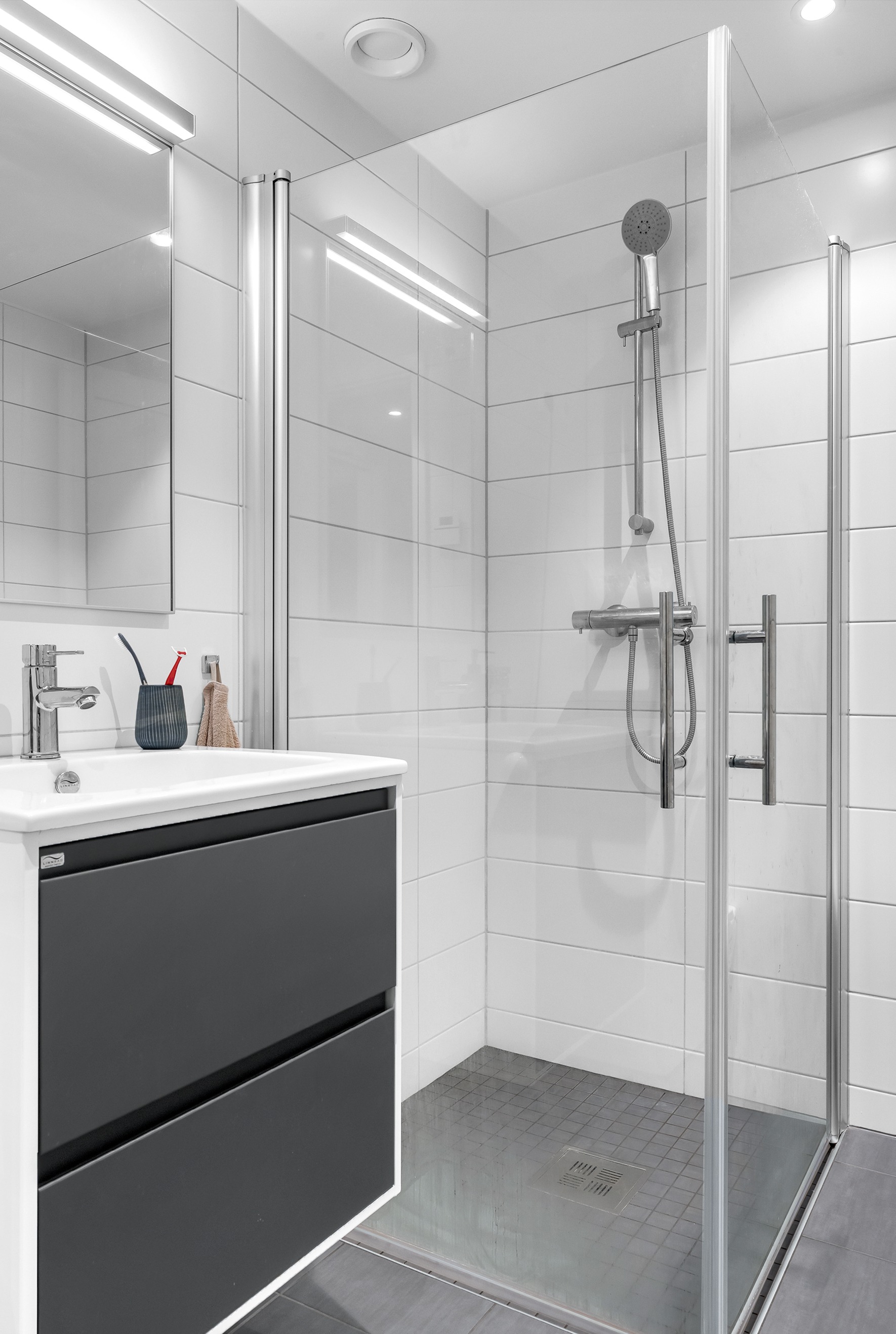 Dusjhjørne med blanke dører.

